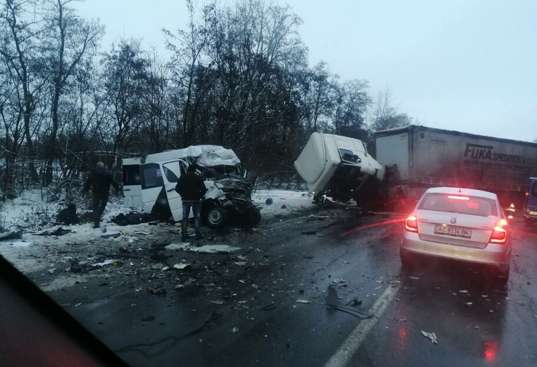 Столкновение грузовика и маршрутки в Черниговской области: 11 человек погибли, 8 - травмированы (обновлено) 02