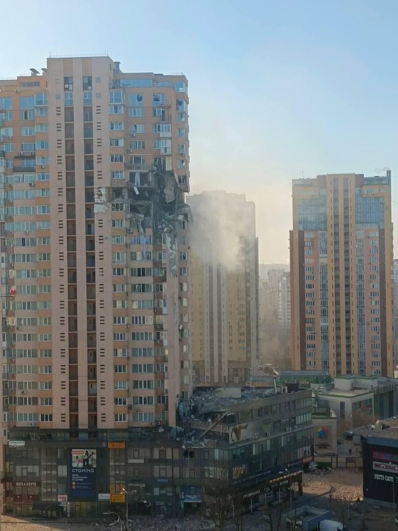 У Києві пролунав потужний вибух: у багатоповерхівку на Лобановського влучила ракета 01