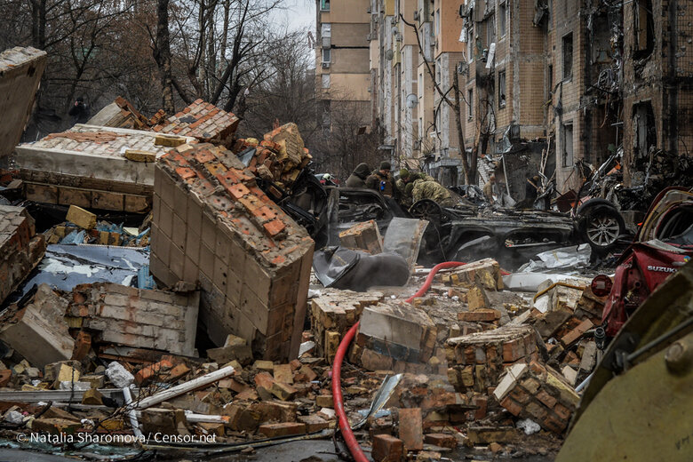 У Солом’янському районі Києва ліквідовують наслідки ракетного удару РФ 15