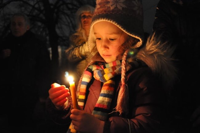 В центре Киева прошла панихида по Небесной Сотне, на месте гибели героев зажгли Лучи достоинства 07