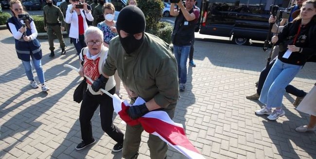 Лукашенко распорядился больше не задерживать пенсионерку с флагом Багинскую 02
