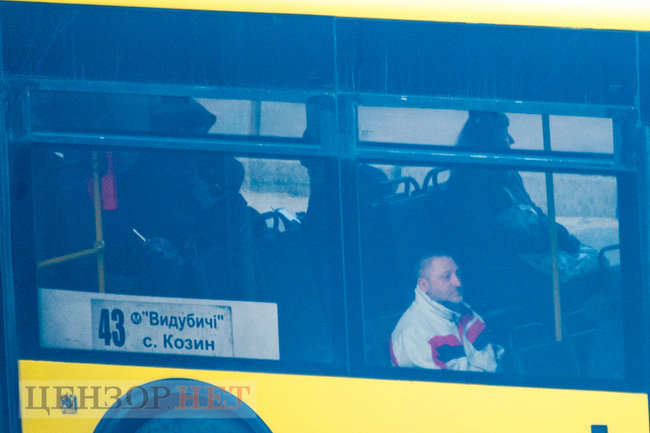 Переполненные маршрутки, штурмующие автобус пассажиры и люди без масок: общественный транспорт Киева в условиях карантина 15