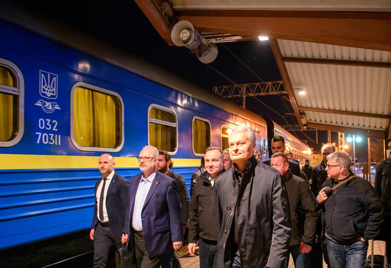 Президенты Польши, Литвы, Латвии и Эстонии едут по железной дороге в Киев 01