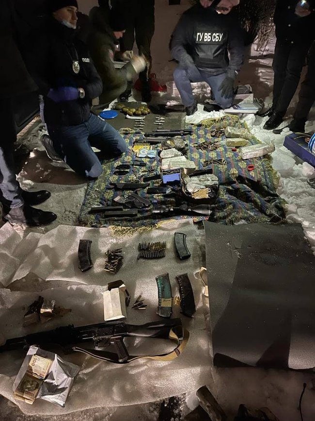 У задержанного торговца оружием при обысках изъяли автомат, два пистолета-пулемета, гранаты и 4000 патронов, - прокуратура Киева 10