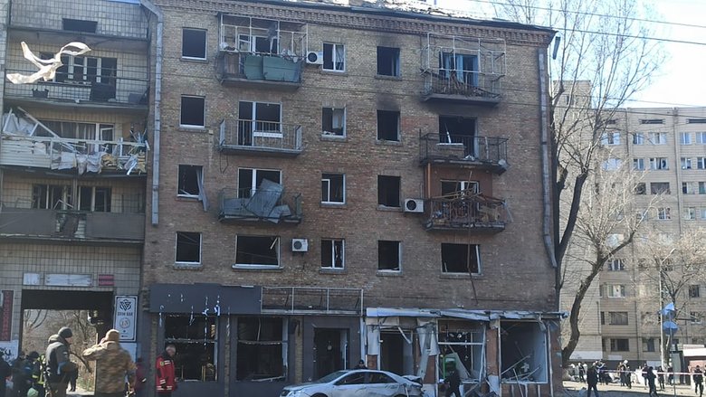 Наслідки падіння збитої російської крилатої ракети на Куренівку в Києві 23