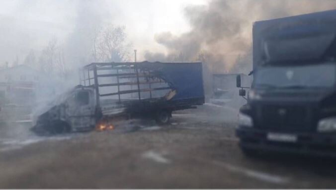 У Тверській області в масштабній пожежі згоріло 38 вантажівок 01