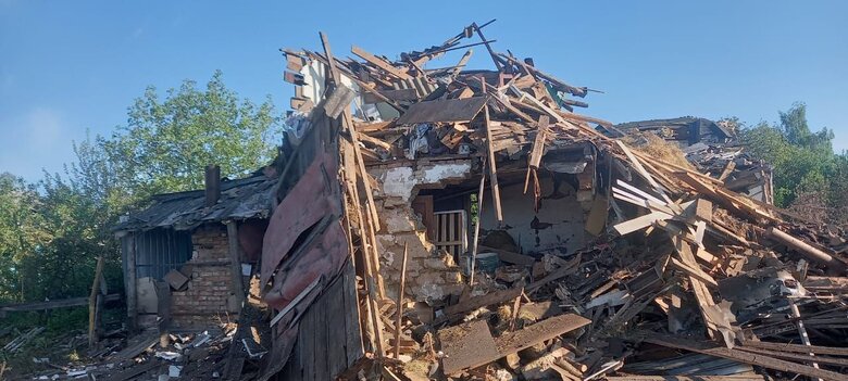 Ракетний обстріл та авіаудар: Окупанти вночі били по Сумській області, пошкоджено будинки, обійшлося без жертв 09