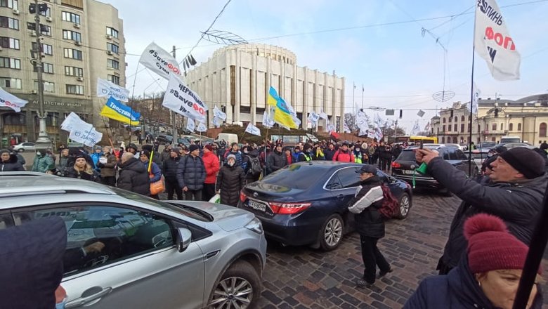 Акція SaveФОП у центрі Києва: мітингувальників відтіснили із Хрещатика, вони прямують під Раду 51