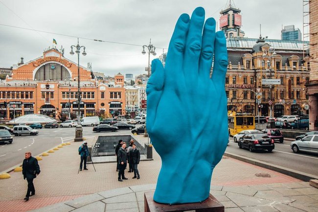 Замість Леніна - гігантська синя рука: в центрі Києва встановили нову скульптуру 02