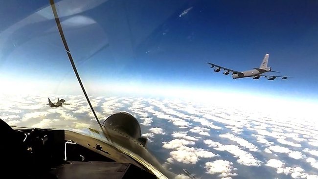 Три стратегических бомбардировщика В-52Н ВВС США патрулируют в небе над Украиной: такие патрулирования будут регулярными, - Командование Воздушных сил ВСУ 01