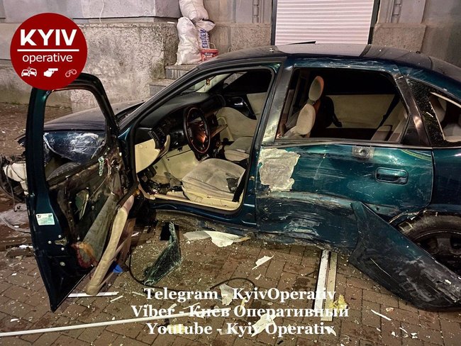 Opel на евробляхах в Киеве протаранил Chevrolet, вылетел на тротуар и снес ряд ларьков: водитель сбежал 05