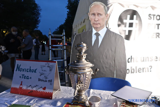 Акцию Stop Putins Terror устроили у посольства России в Берлине 02