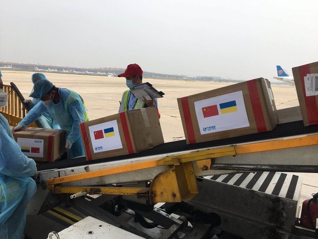 Украинский самолет сегодня доставит из Китая 13 тон гумпомощи, в том числе средства медицинской защиты и аппараты ИВЛ, - посольство 03