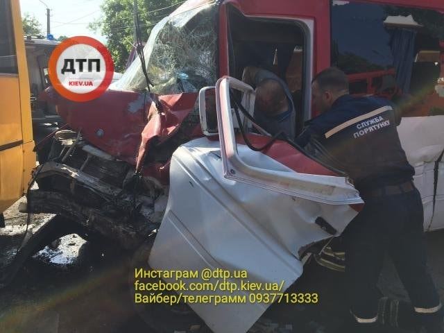 В Боярке в ДТП с маршруткой пострадали 26 человек 05