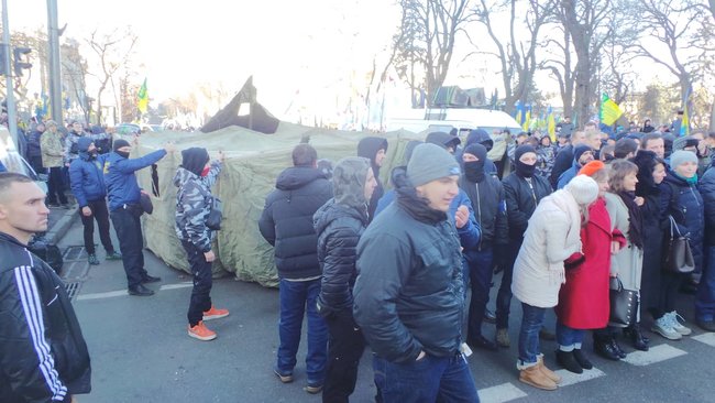 Под ВР митингуют против рынка земли, произошли потасовки с правоохранителями при попытке активистов установить палатки 09