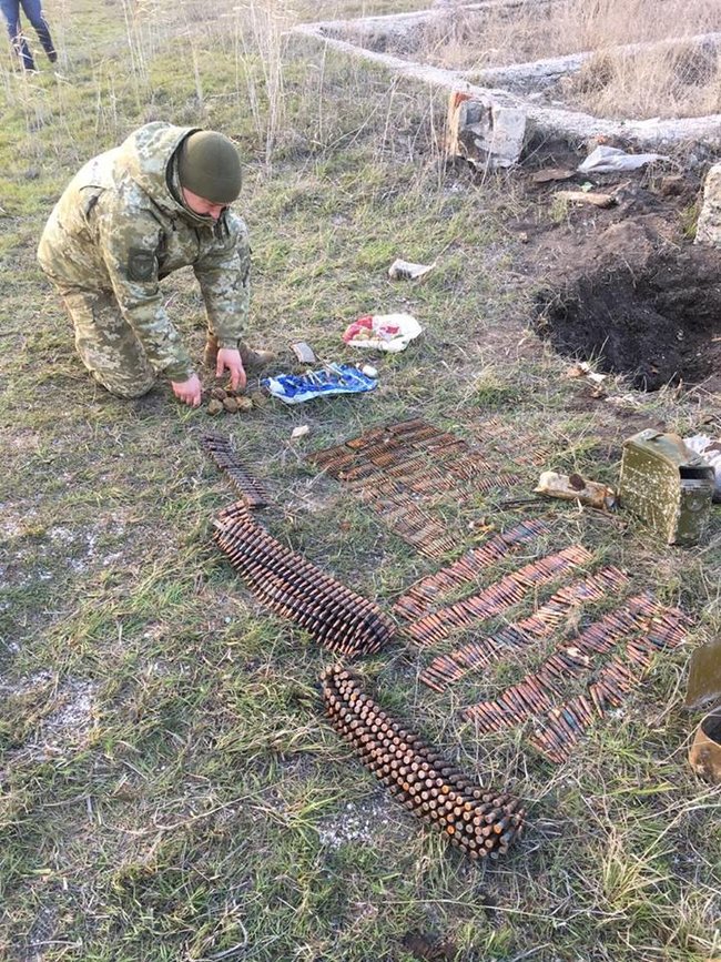 У Донецькій області поблизу лінії розмежування прикордонники знайшли сховок із боєприпасами 03