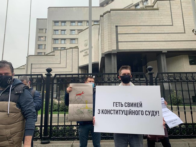 Под КС проходит акция протеста Отправим судей-предателей в Ростов в связи с решением Суда отменить ряд антикоррупционных норм 15