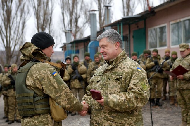 Порошенко на Донбассе вручил государственные награды украинским военнослужащим 02
