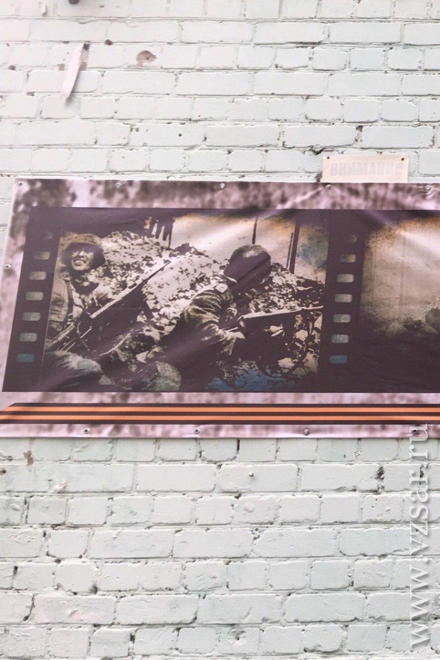 Ко Дню Победы общежитие в российском Саратове украсили фотографиями солдат вермахта 03