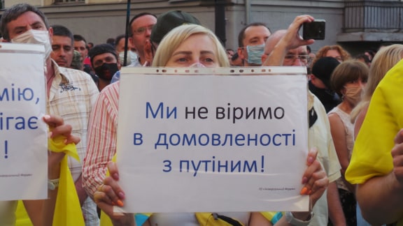 Под Офисом Зеленского в Киеве проходит акция протеста против условий прекращения огня на Донбассе 12