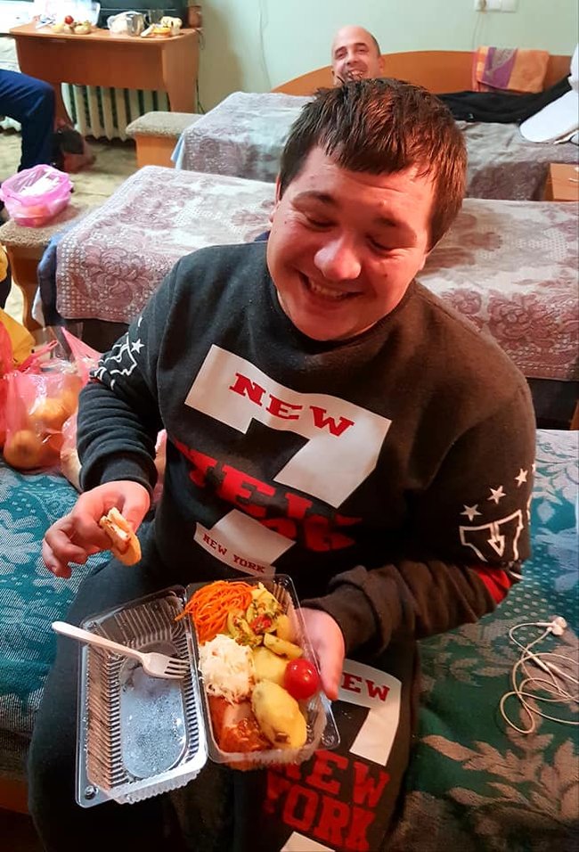 Ребята радовались, как дети! - волонтеры устроили в Одесском военном госпитале праздник для раненых бойцов ВСУ 07