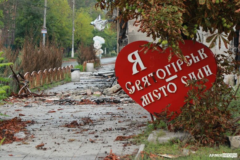 Звільнений Святогірськ: розбомблені будинки, покинуті автівки та боєприпаси 06