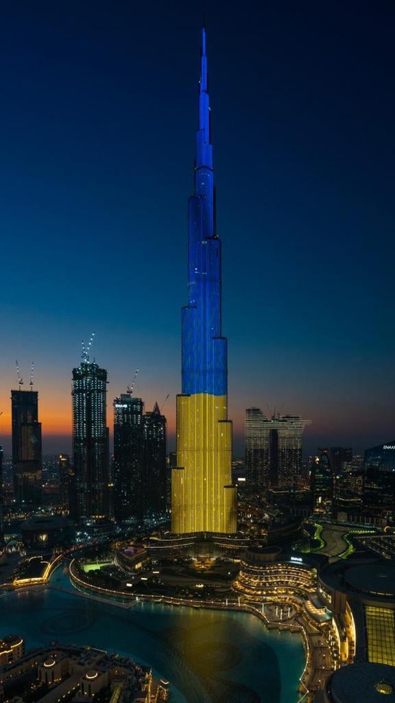 Бурдж Халифа в Дубае: Башня Бурдж Халифа в Дубае засветилась цветами украинского флага во время отъезда Зеленского. ФОТО « Новости