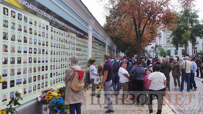 День Памяти павших защитников Украины: в Киеве возле Стены памяти проходят мемориальные мероприятия в память о жертвах Иловайской трагедии 08