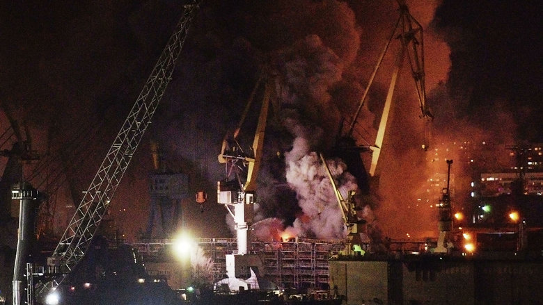 На верфи в Санкт-Петербурге горит недостроенный корвет ВМС РФ 02