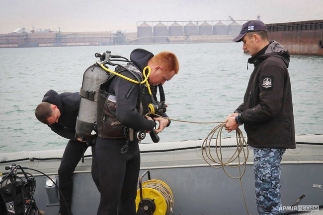 Водолазы США обследуют гидросооружения в акватории порта Южный для оборудования базы ВМС Украины 05