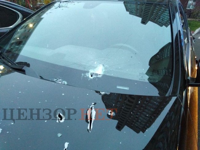В Киеве на Дарнице ночью из автомата Калашникова обстреляли Mercedes-Benz 01