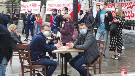 Ресторанний протест під Офісом Зеленського - Банкову заставили столиками з їжею 16