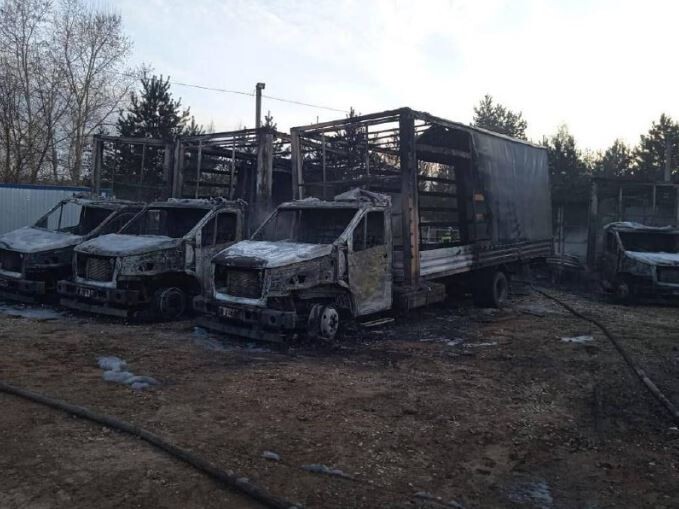 У Тверській області в масштабній пожежі згоріло 38 вантажівок 03