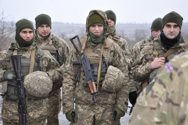 Украинских морских пехотинцев готовят инструкторы из Великобритании 03