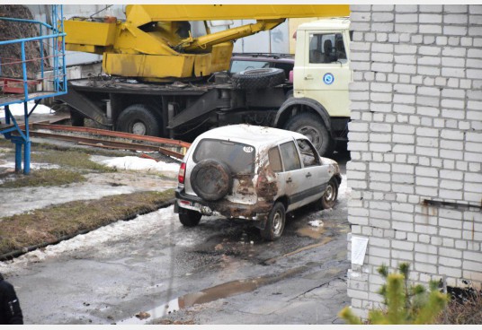 Обвал грунта в Харькове: 70 домов остались без воды, в глубокую яму провалился внедорожник 03