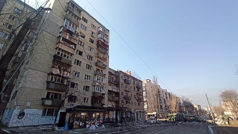 Наслідки падіння збитої російської крилатої ракети на Куренівку в Києві 32