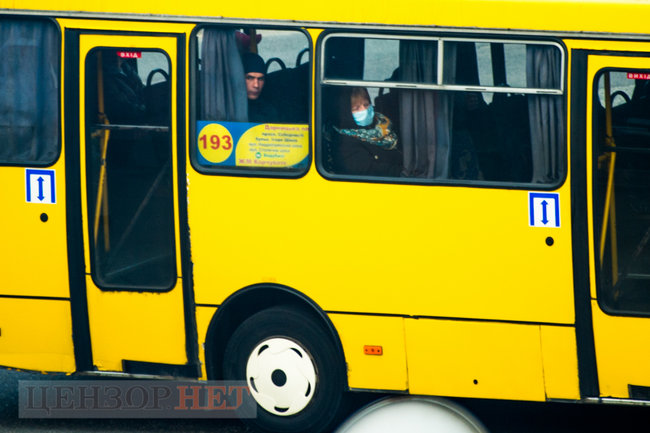 Переполненные маршрутки, штурмующие автобус пассажиры и люди без масок: общественный транспорт Киева в условиях карантина 01