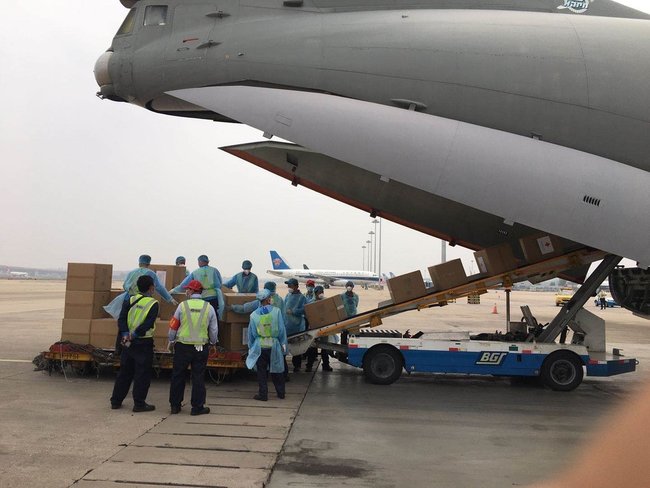 Украинский самолет сегодня доставит из Китая 13 тон гумпомощи, в том числе средства медицинской защиты и аппараты ИВЛ, - посольство 01