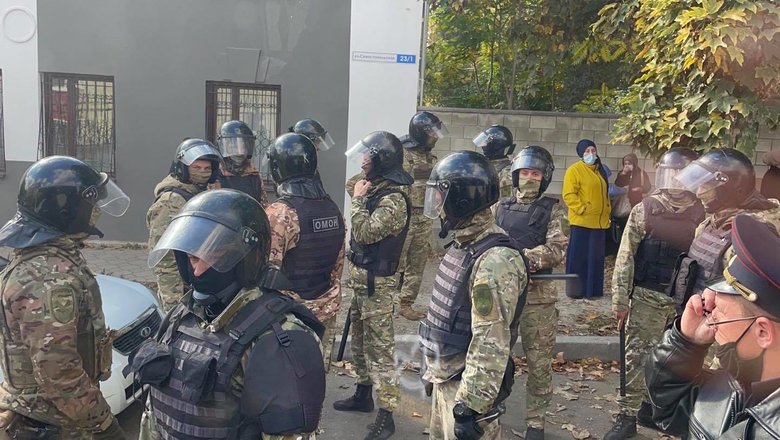 У Сімферополі окупанти затримали 21 кримського татарина під час суду у справі Червоногвардійської групи Хізб ут-Тахрір 08