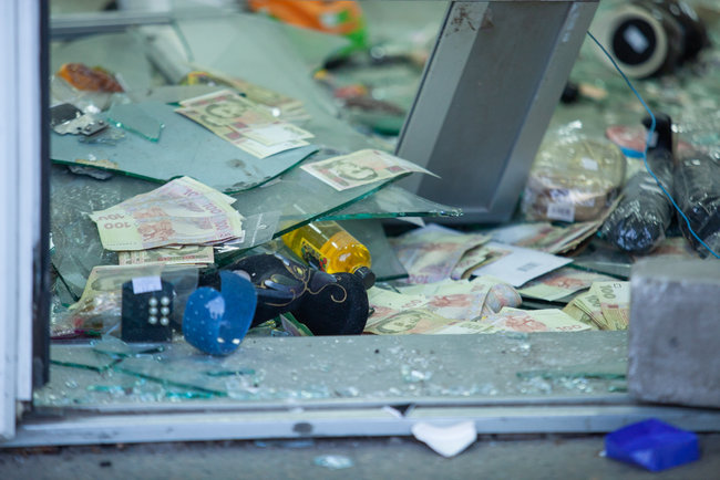Неизвестные взорвали банкомат ПриватБанка под Днепром и украли деньги 02