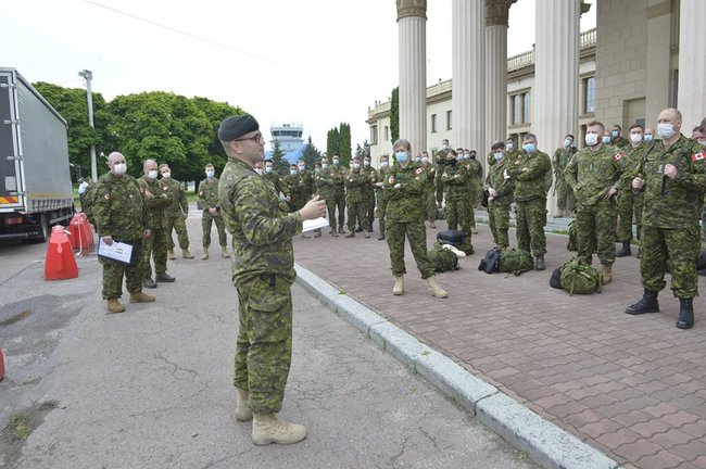 Во Львов прибыли 90 военных инструкторов из Канады 05