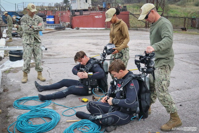 Водолазы США обследуют гидросооружения в акватории порта Южный для оборудования базы ВМС Украины 03