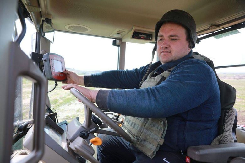 Фермер у шоломі та бронежилеті засіває поле у Запорізькій області за 30 км від лінії зіткнення 01