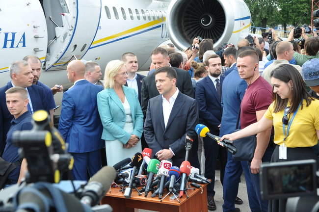 Освобожденные украинцы прилетели в Киев 30