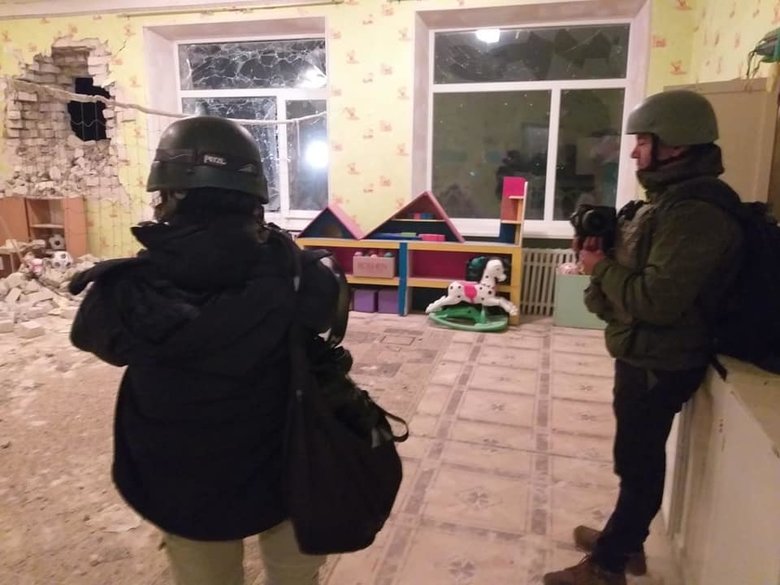 Детский сад в Станице Луганской, который обстреляли российские оккупанты, посетили 24 иностранных журналиста, - Антон Геращенко 04