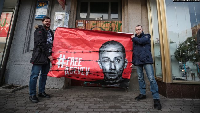 Звільнений журналіст Асєєв зняв із балкона редакції видання Український тиждень банер на свою підтримку 03