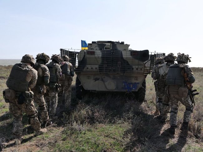 Десантно-штурмовые войска учились на юге Украины удерживать противника, высадившегося на морское побережье, до прихода основных сил 02