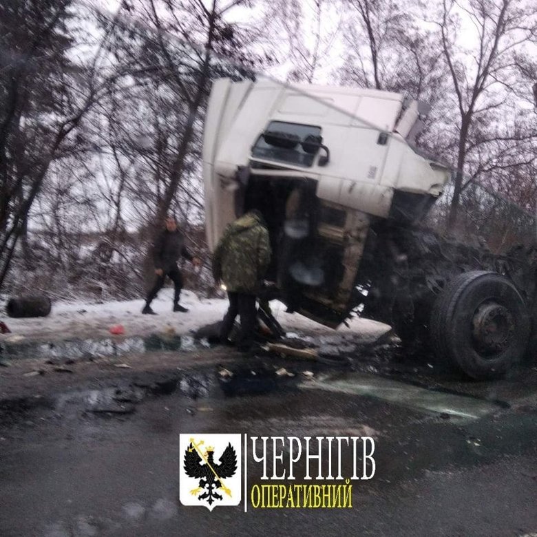 Зіткнення вантажівки та маршрутки на Чернігівщині: 11 осіб загинуло, 8 - травмовано 06