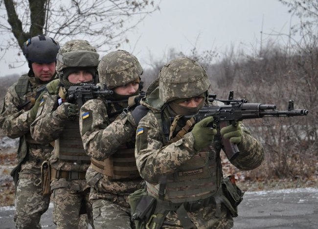 Украинских морских пехотинцев готовят инструкторы из Великобритании 04
