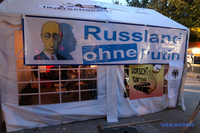 Акцию Stop Putins Terror устроили у посольства России в Берлине 13